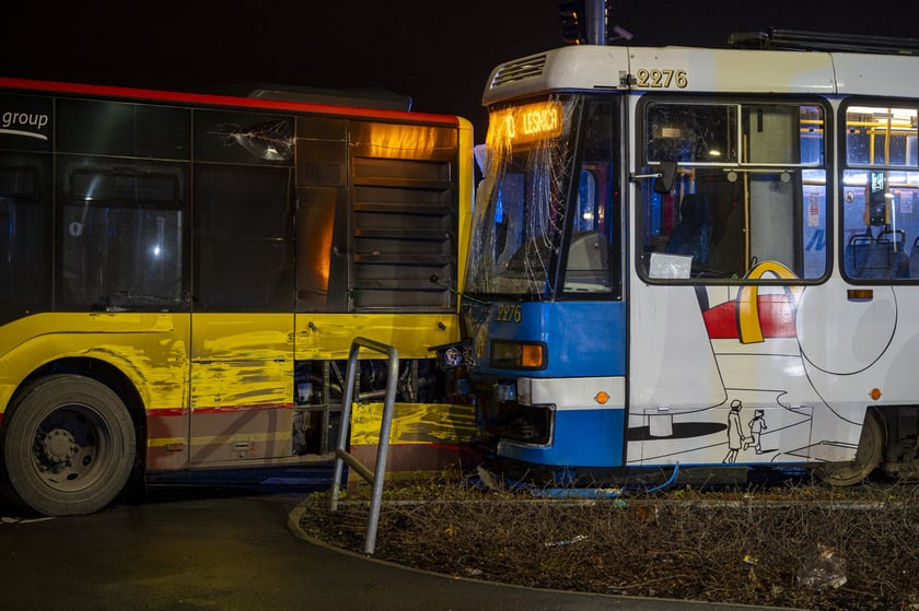 Tramwaj nr 10 wjechał w bok autobusu nr 107. Cztery osoby są lekko ranne